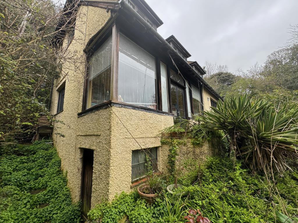 Lot: 98 - FREEHOLD DETACHED THREE-BEDROOM HOUSE WITH SEA VIEWS - Rear-side elevation
